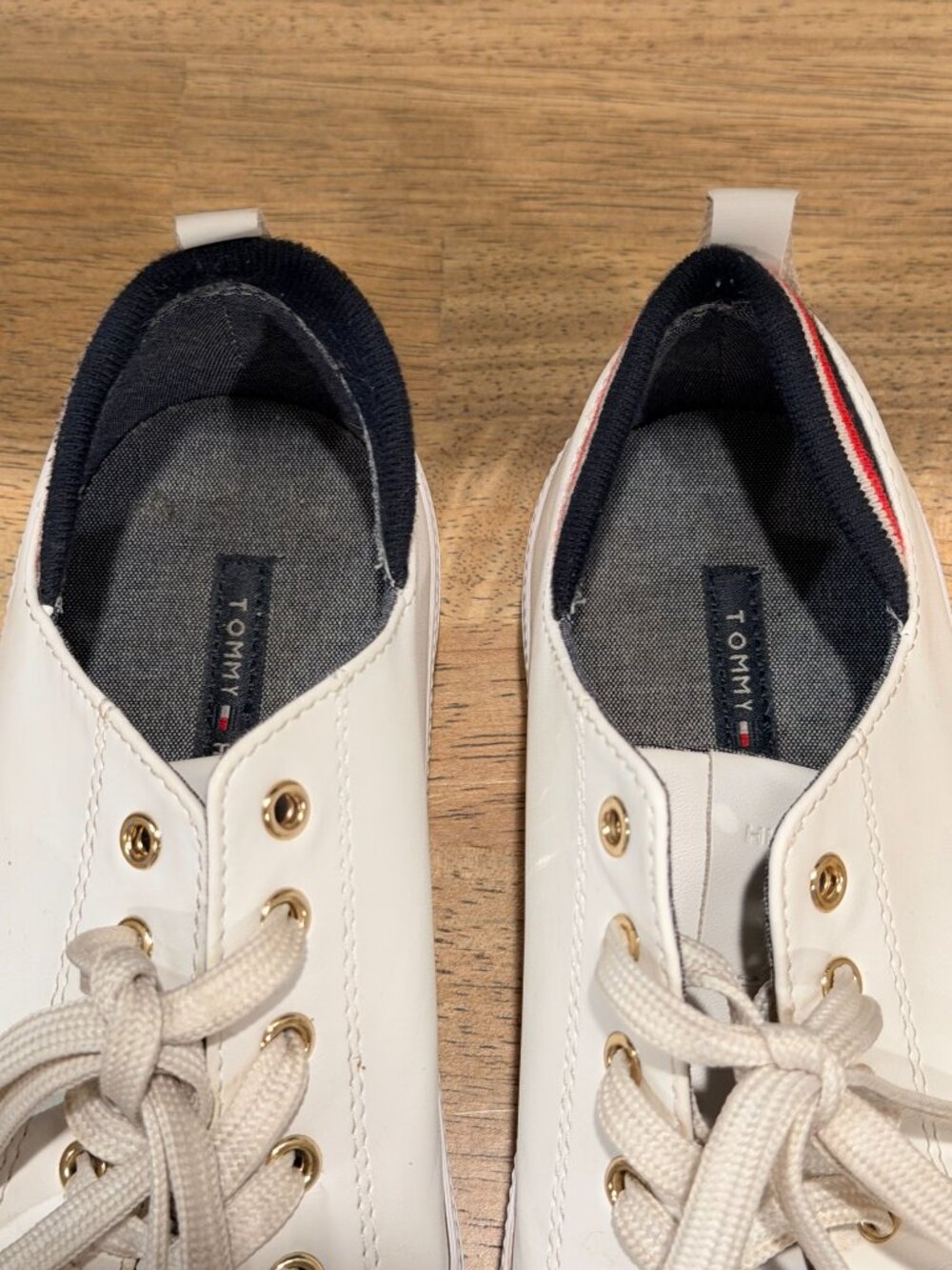 Tommy Hilfiger White Sneakers Size 8.5 - Low Top Casual Shoes - Picture 4 of 9